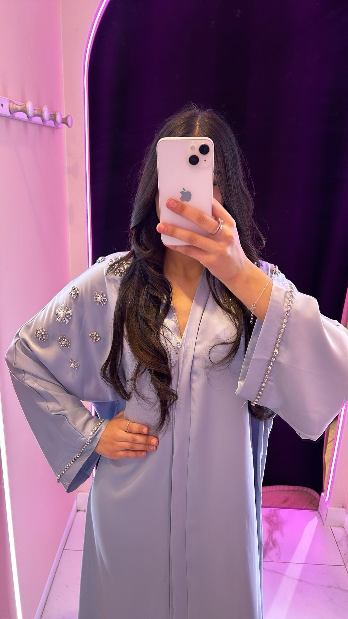 Abaya strass et bijoux sur les manches