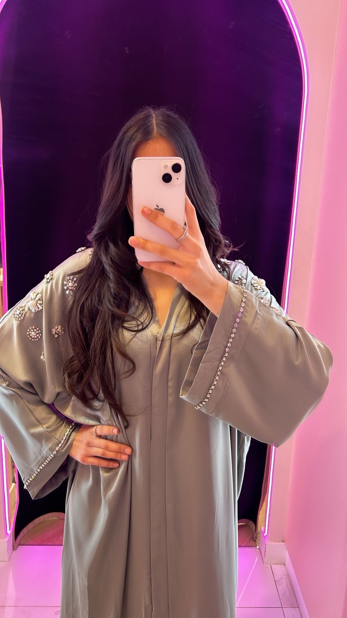 Abaya strass et bijoux sur les manches