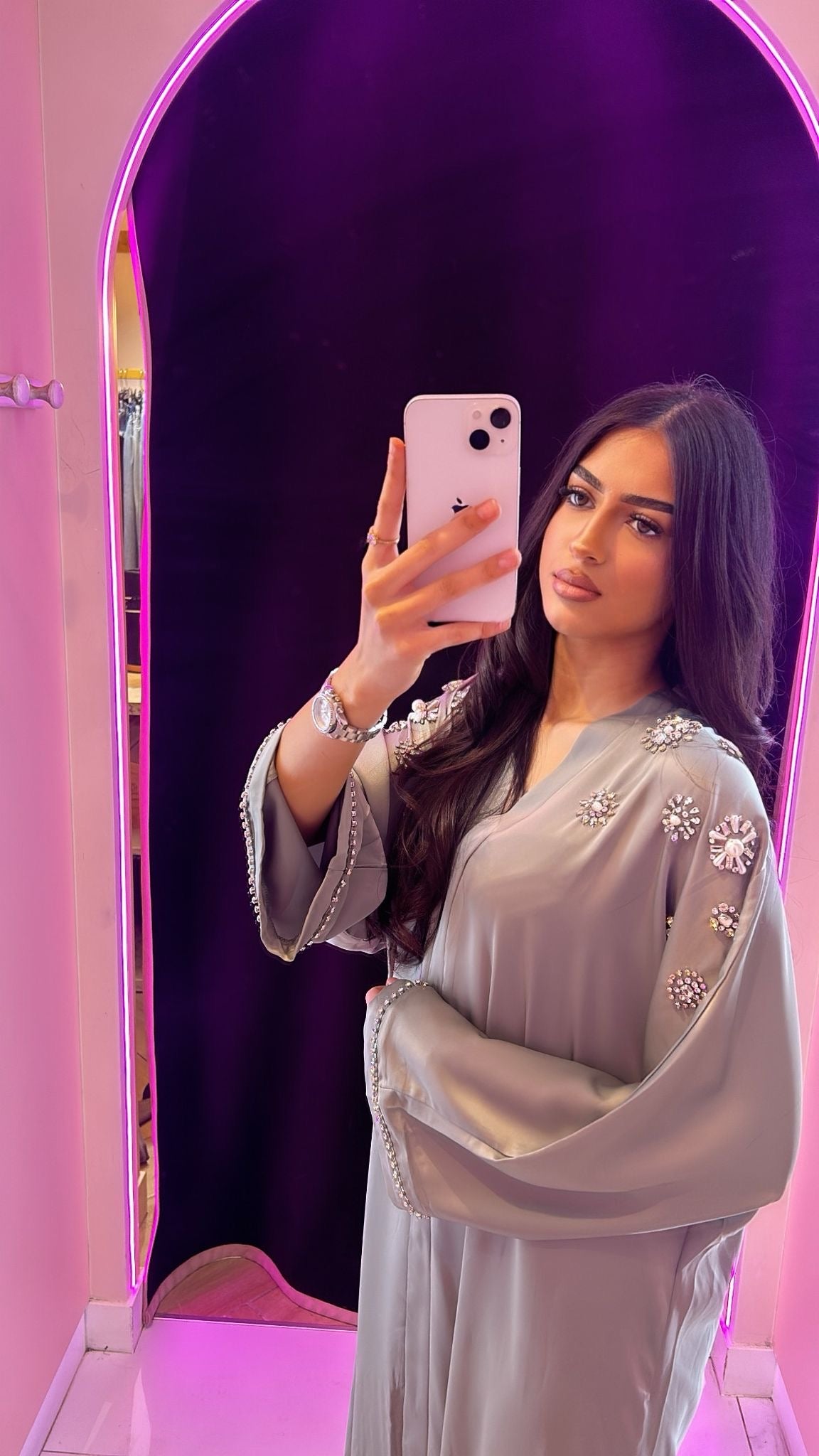 Abaya strass et bijoux sur les manches