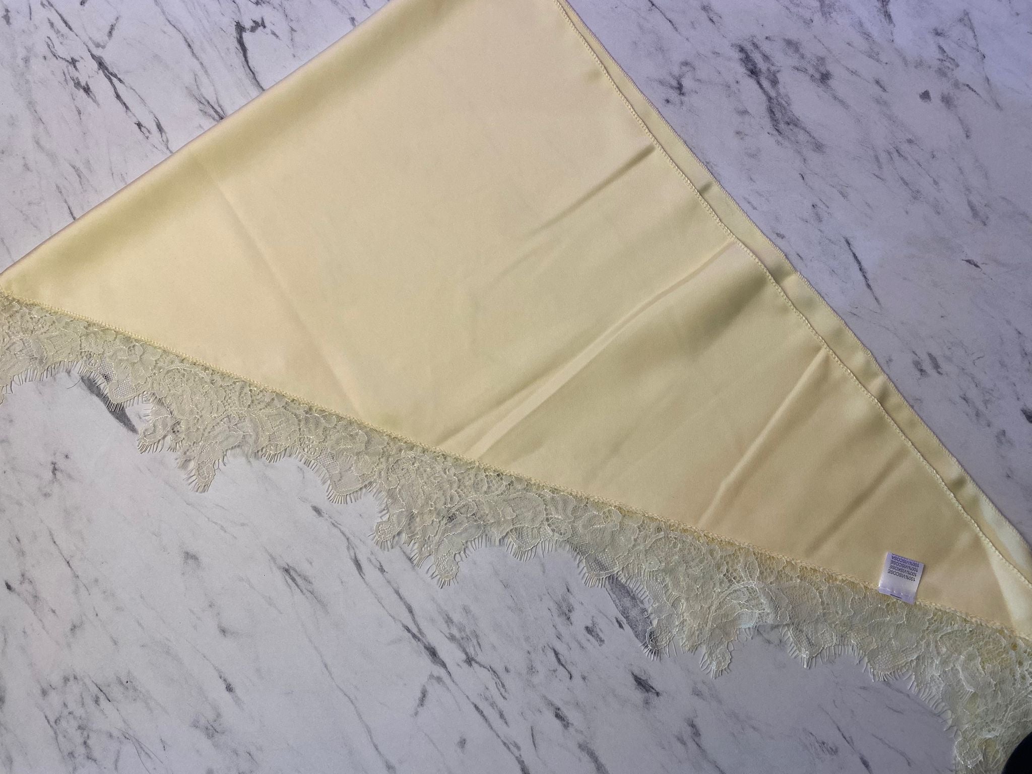 Carré de soie dentelle