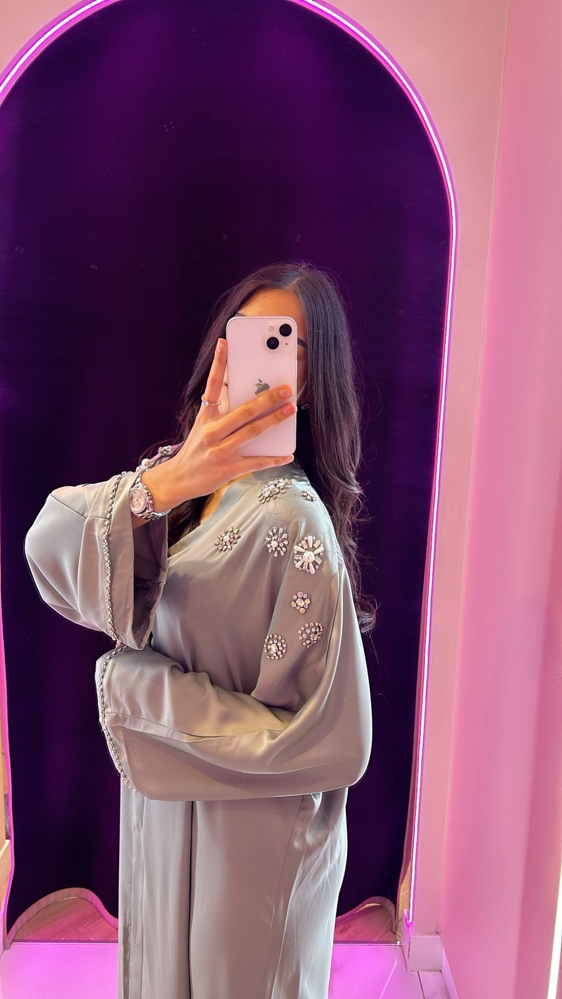 Abaya strass et bijoux sur les manches