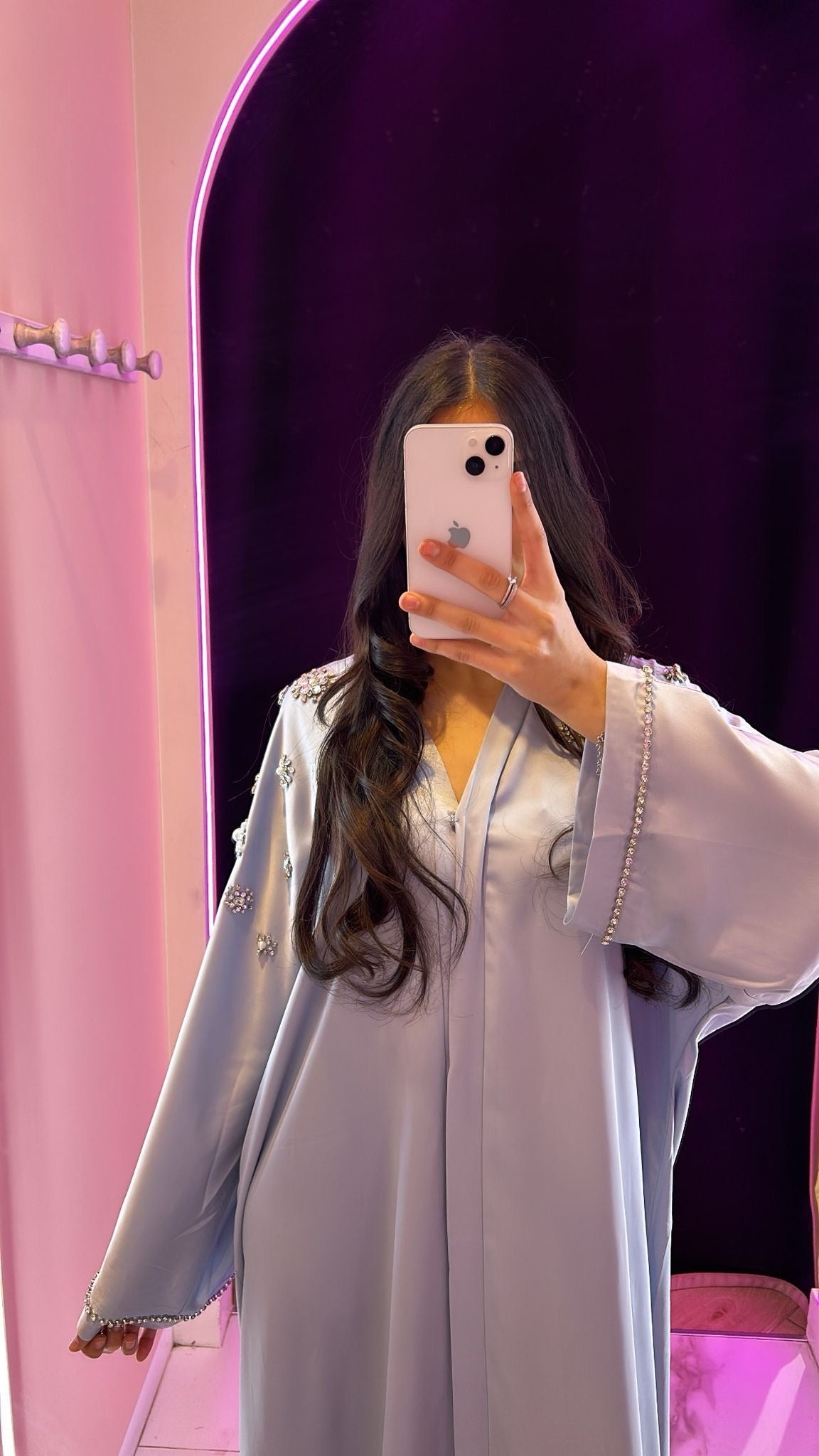 Abaya strass et bijoux sur les manches