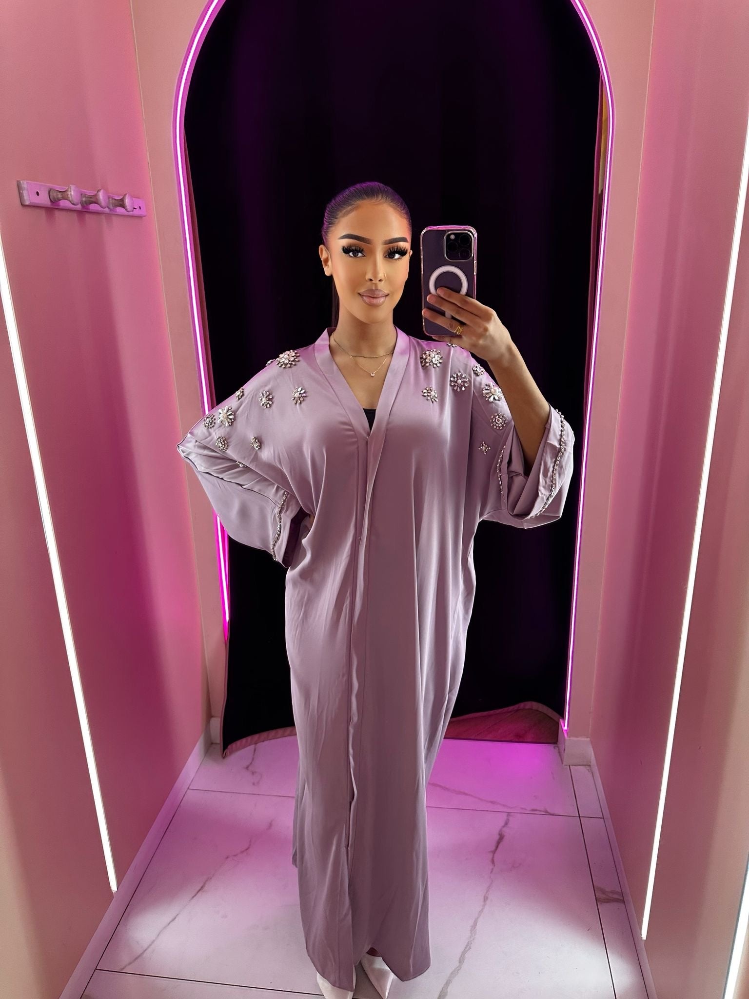 Abaya strass et bijoux sur les manches