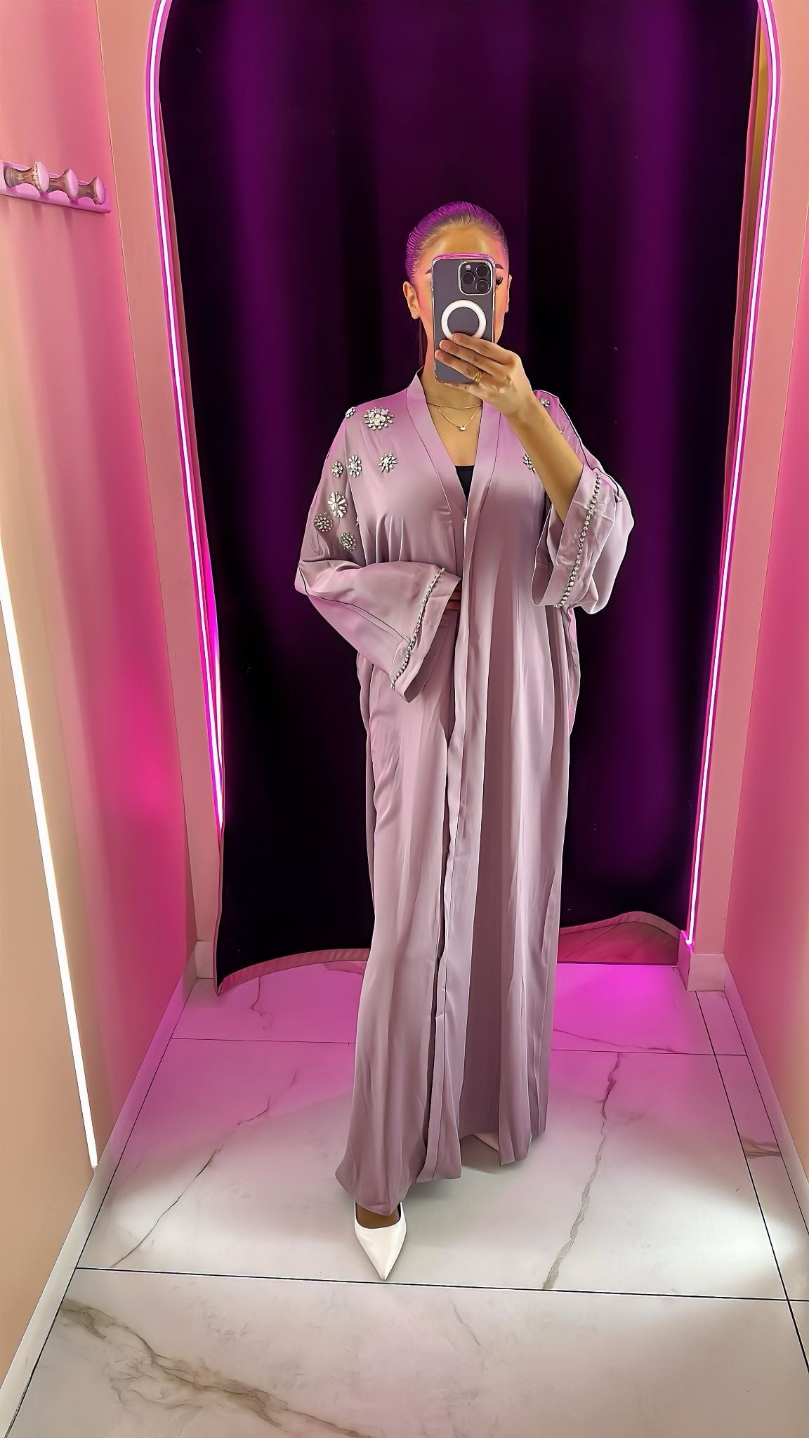 Abaya strass et bijoux sur les manches