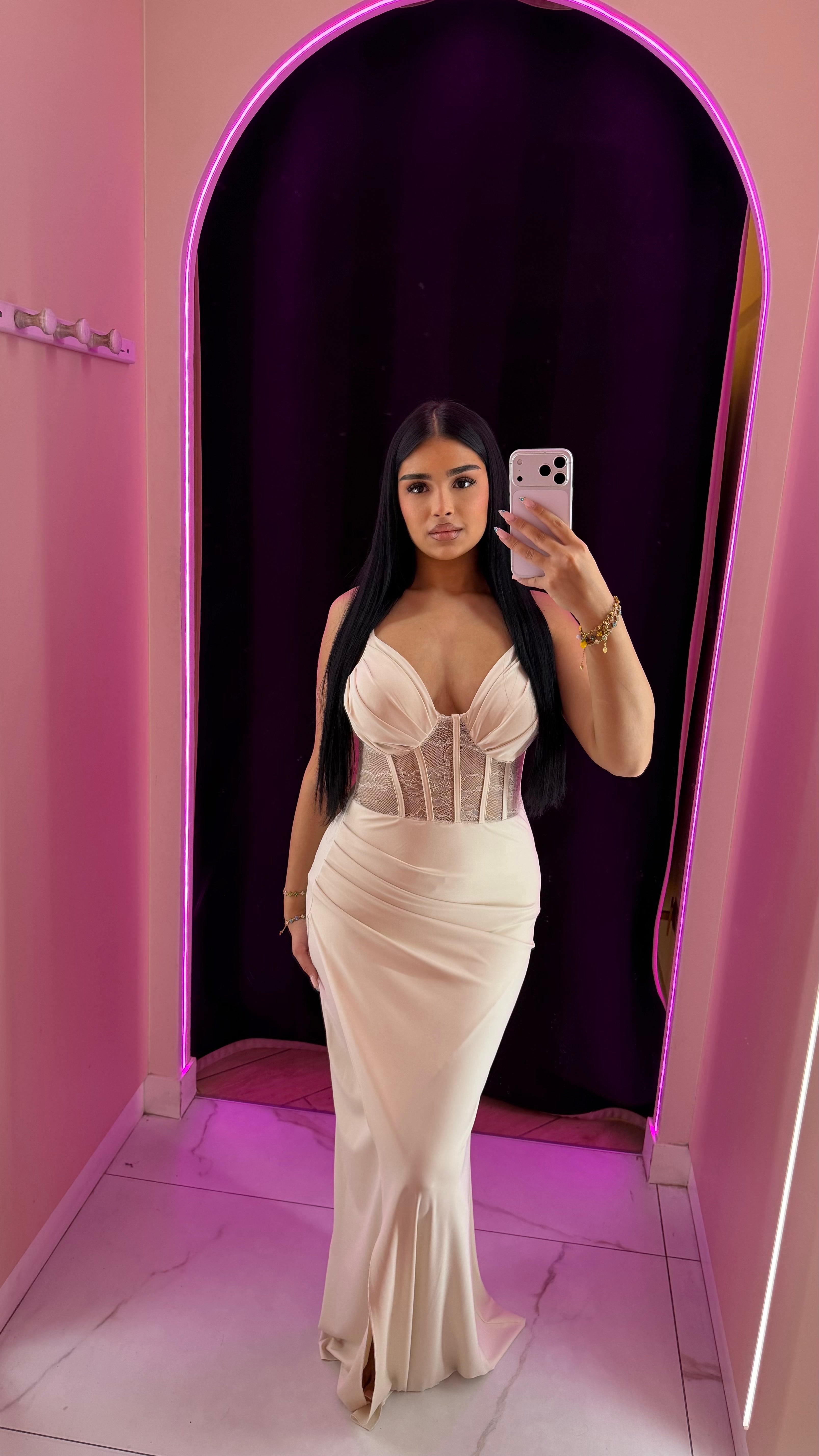Magnifique robe détail dentelle