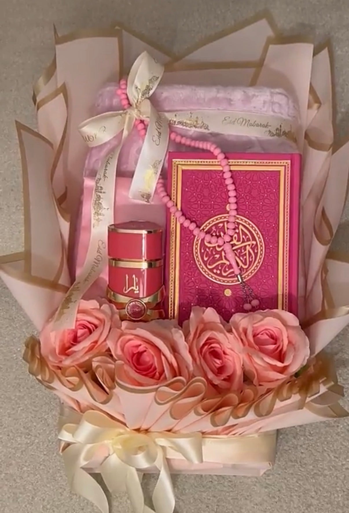 Bouquet tapis personnalisé ( tapis + coran + parfum + tasbih )