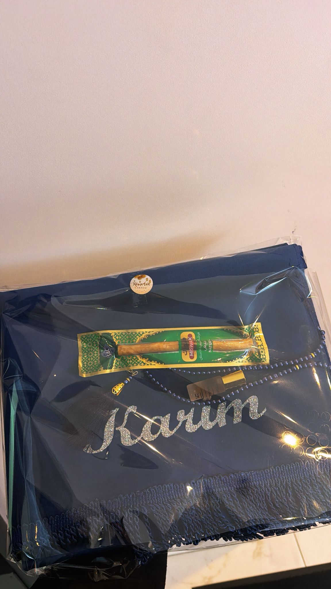 Coffret ( tapis personnalisé , siwak , musc , tasbih 📿)